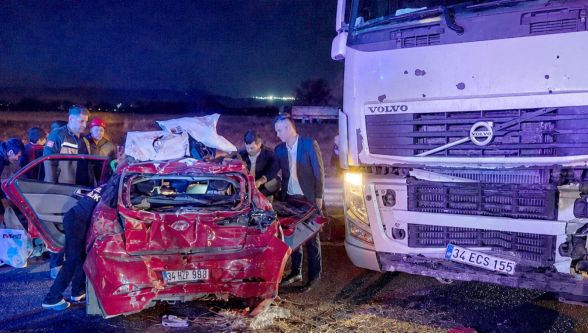 Tır otomobili biçti! Araç hurdaya döndü: 3 yaralı