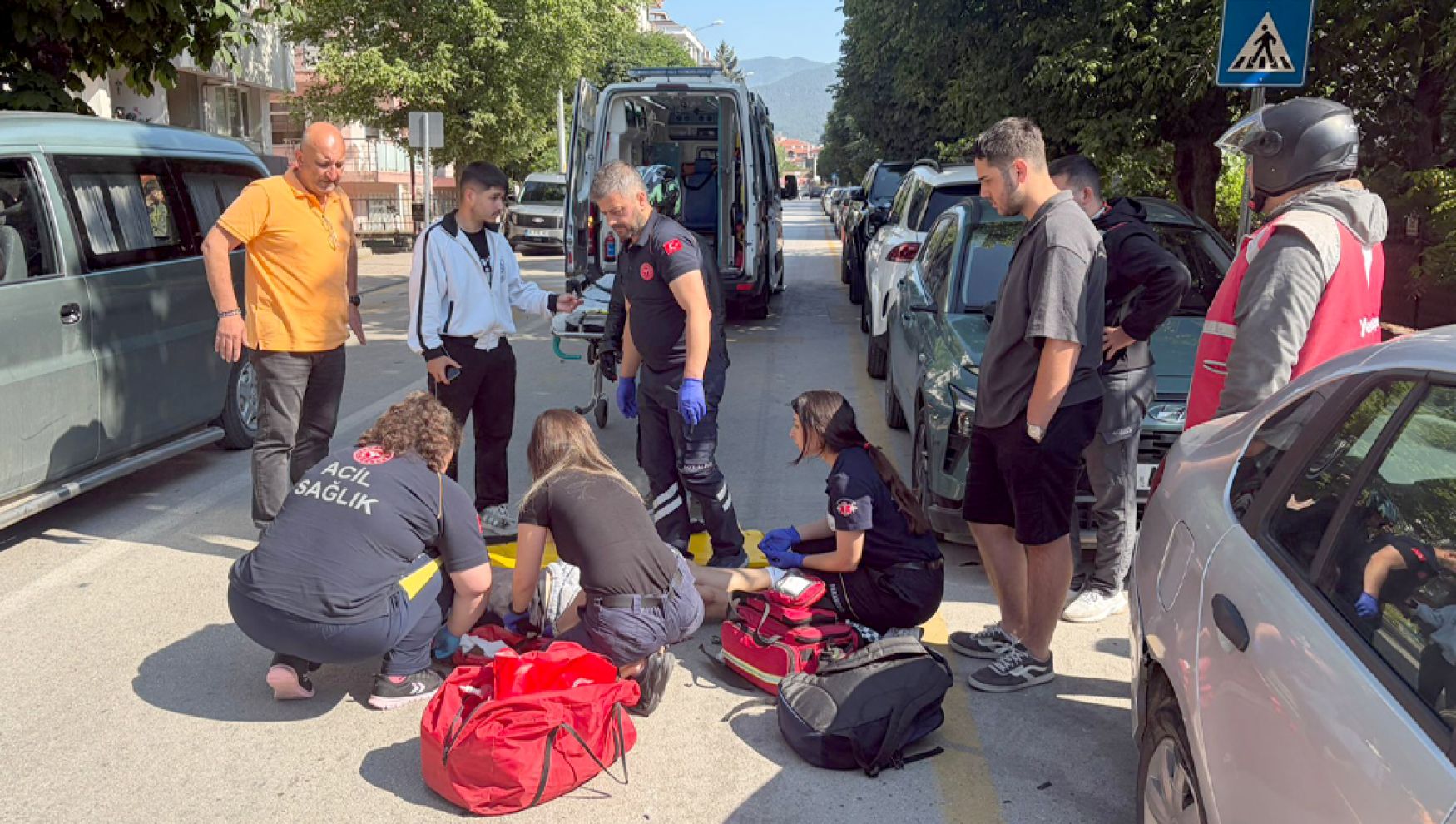Bolu'da motosiklet dehşeti! Çarpışmanın etkisiyle park halindeki araçlara savruldu