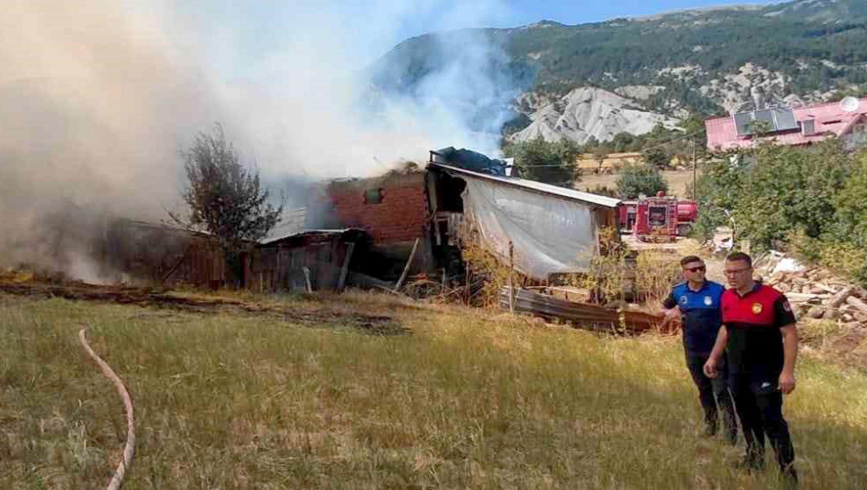 Mudurnu'da ahır ve samanlık alevlere teslim oldu! Hayvanlar son anda kurtarıldı