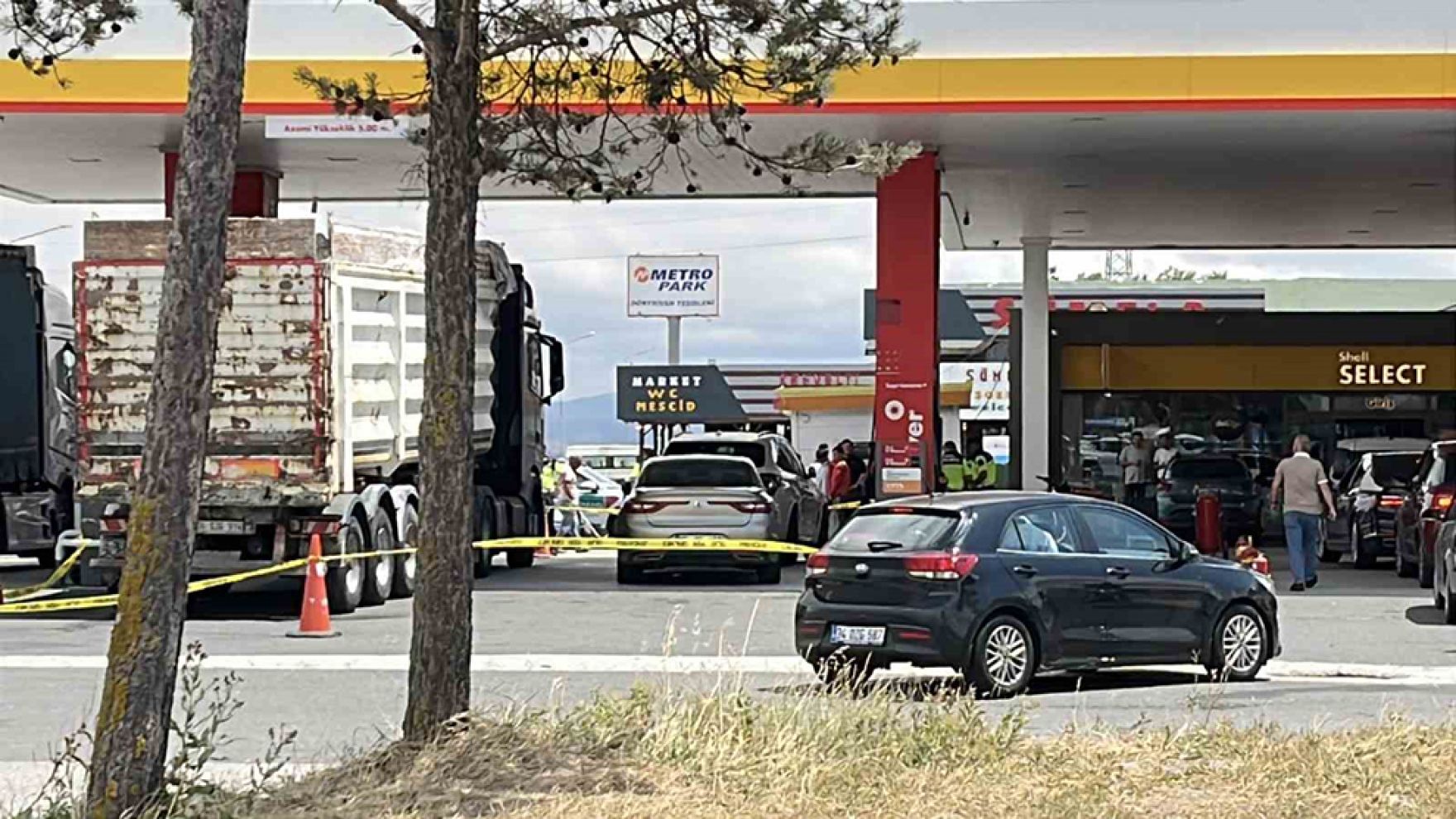TEM'de akaryakıt istasyonunda silahlı kavga! İki kardeşi vurdu