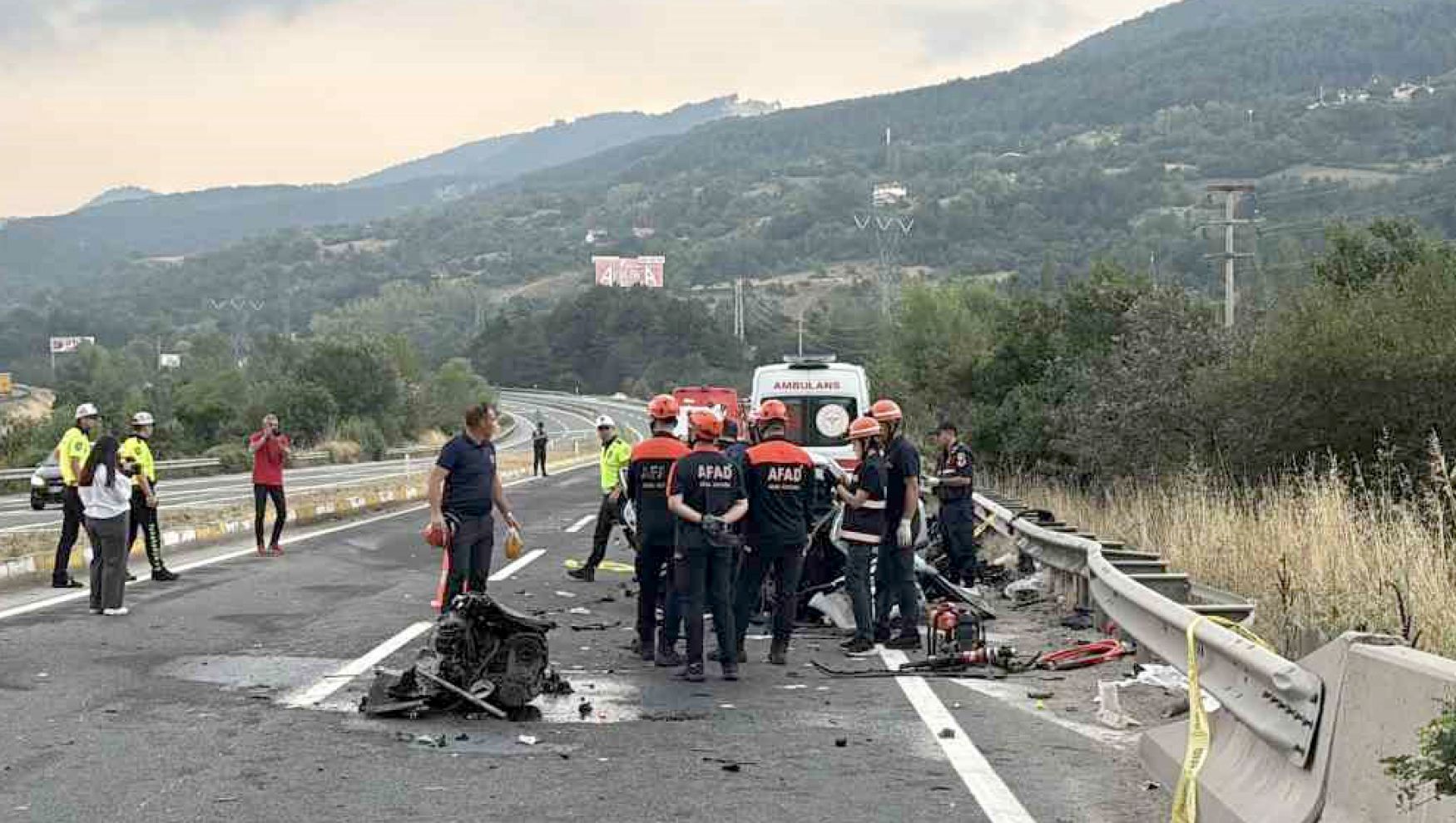 Bolu'da kafa kafaya çarpışma: 1 ölü, 2 ağır yaralı