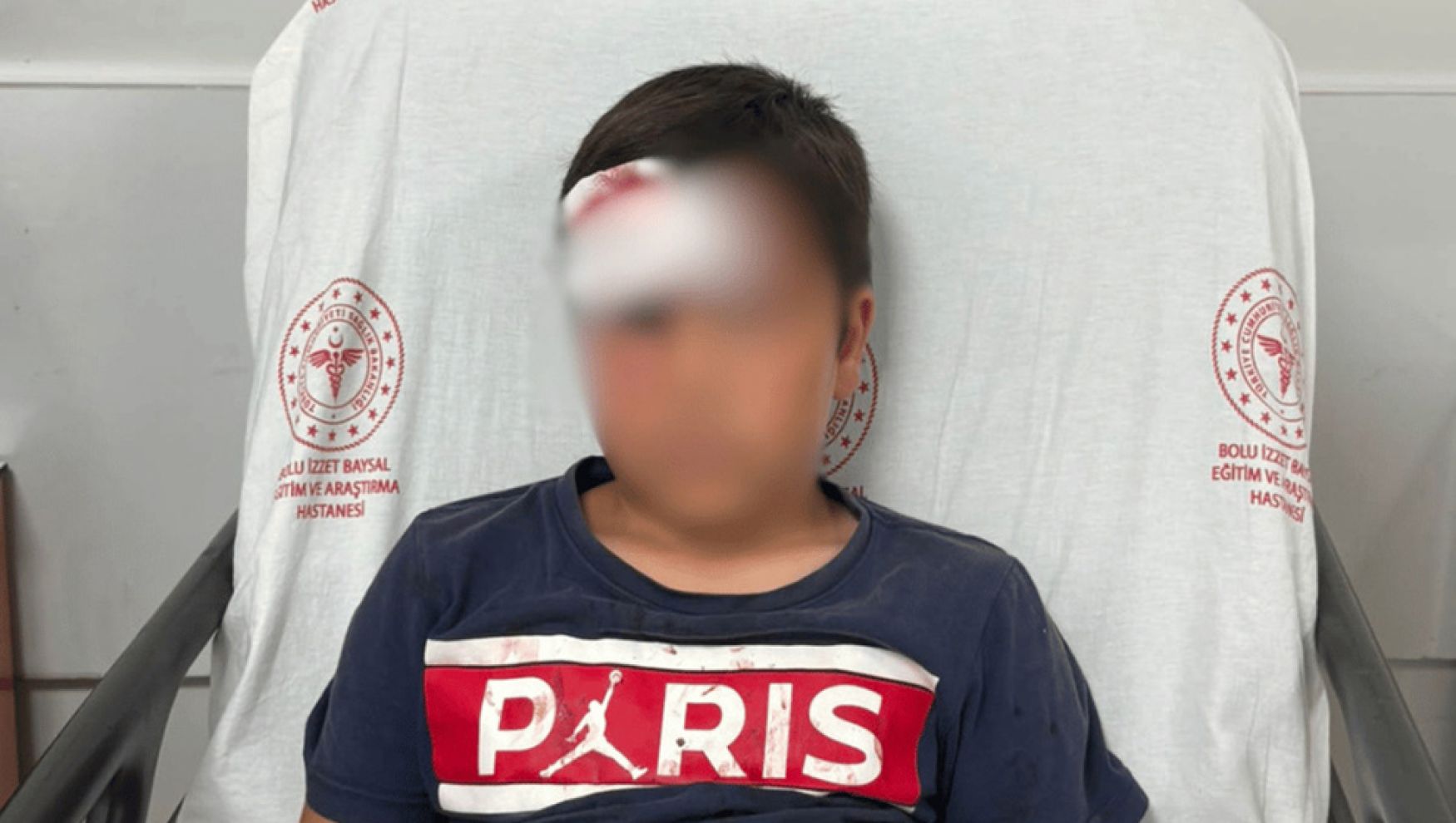 Çocuk parkında faciadan dönüldü! İddiaya göre voleybol direği çocuğun başına devrildi