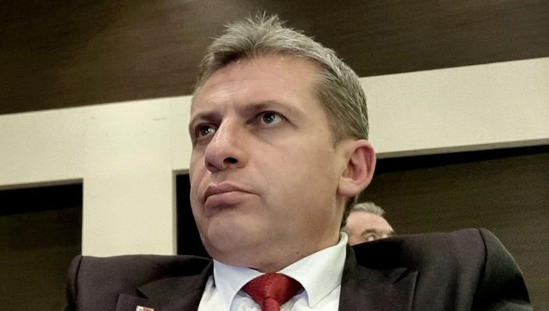 Eşofmanını giyip belediye önünde bekleyecek! 