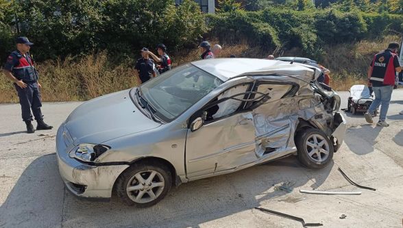 Kavşakta feci çarpışma! Biri çocuk 3 kişi yaralandı