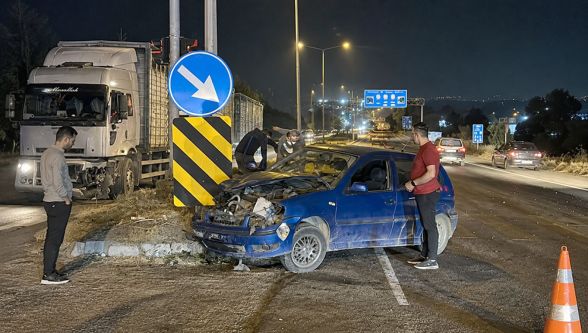 Kırmızı ışıkta dönüş kazayla bitti! Kamyonla çarpıştı