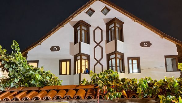Bolu'da villanın bahçesindeki odunluk alevlere teslim oldu: Eve sıçramadan söndürüldü
