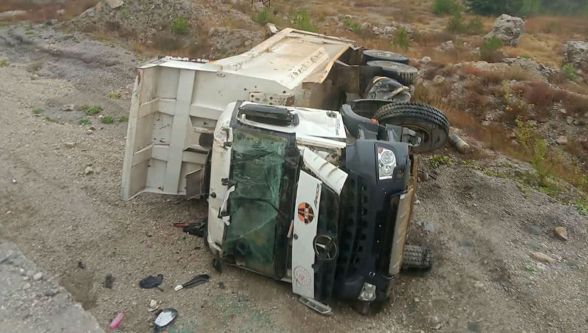 Bolu'da yağış kazayı getirdi: Hafriyat kamyonu şarampole devrildi