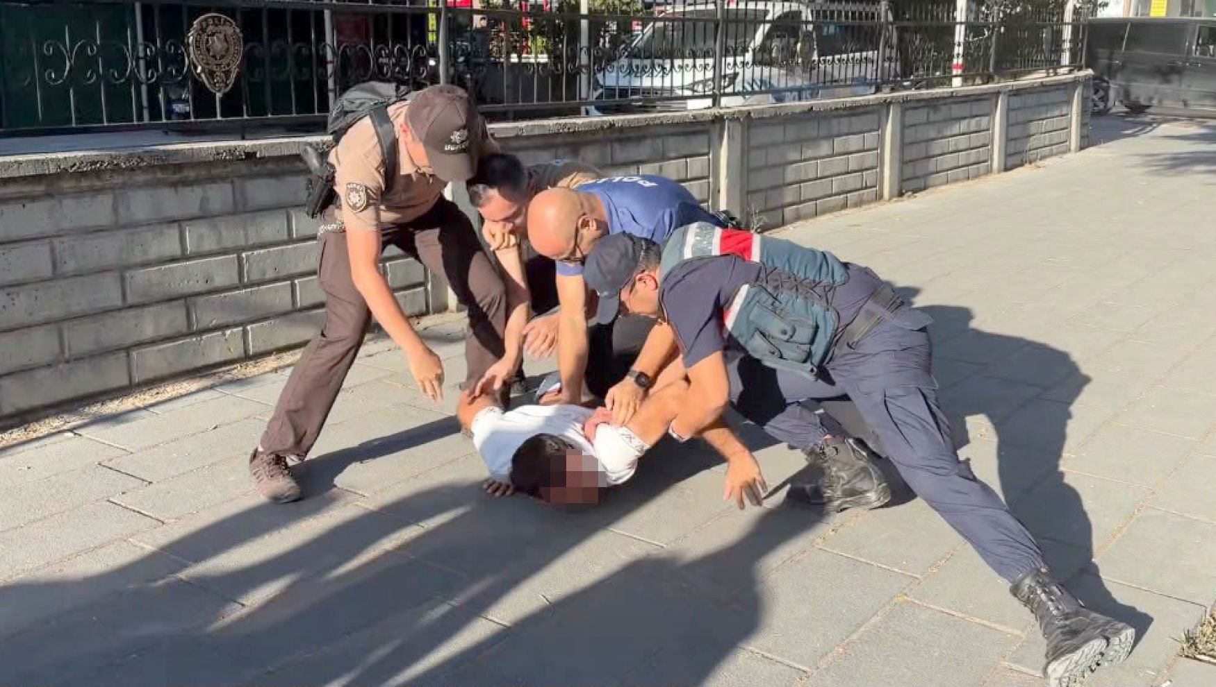 Bolu’da kavga bitmedi! İnşaatta başladı, polis merkezi önünde devam etti