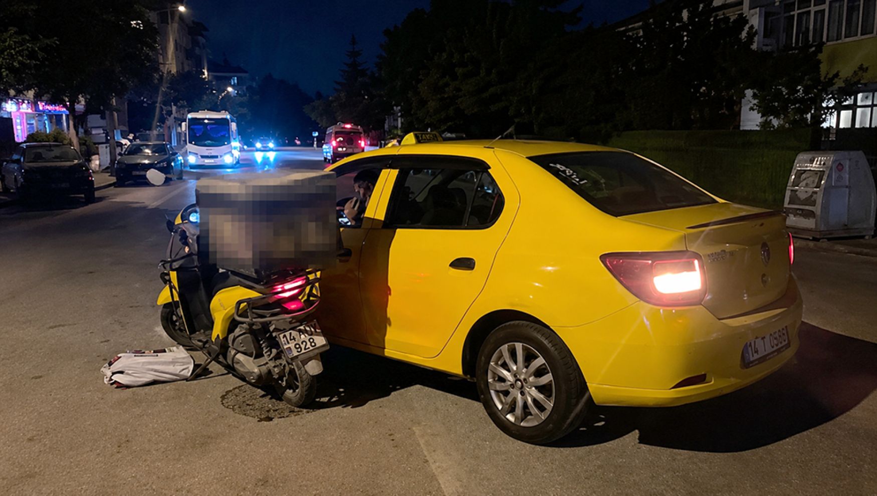 Bolu’da taksi ile motosiklet çarpıştı: Motokurye yaralandı