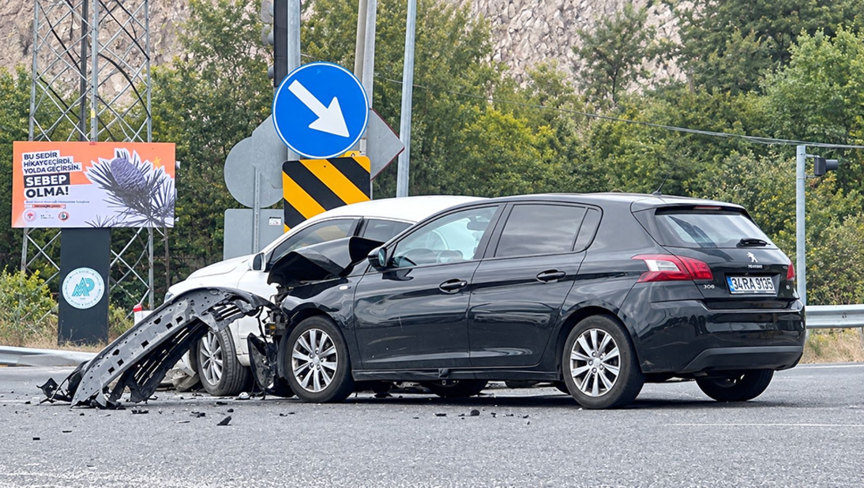 D-100 Abant Kavşağı’nda feci kaza: Otomobiller hurdaya döndü, yaralanan olmadı