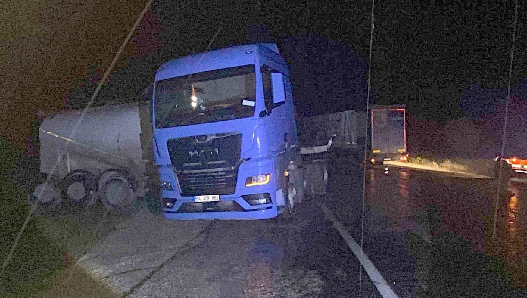 Mudurnu’da yağış kazayı getirdi: İki tır çarpıştı, 2 sürücü yaralandı