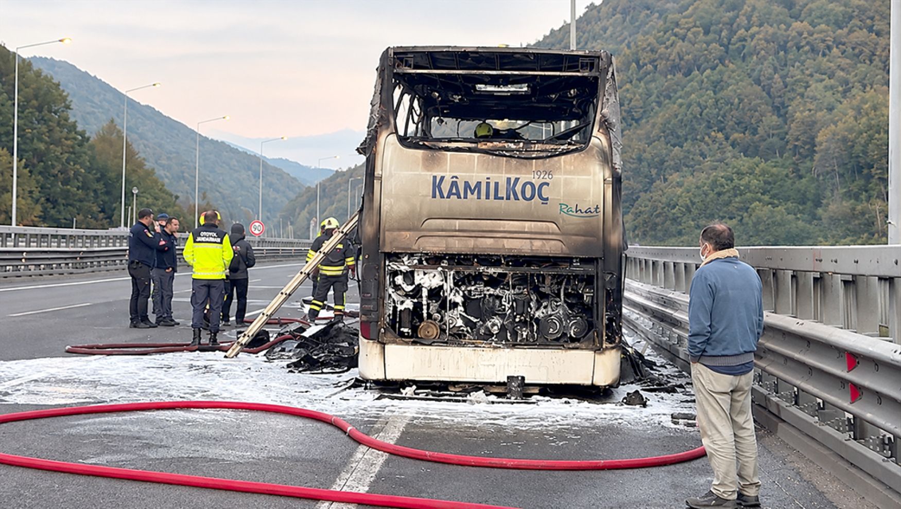 Bolu Dağı Tüneli viyadüklerinde yolcu otobüsü alev alev yandı