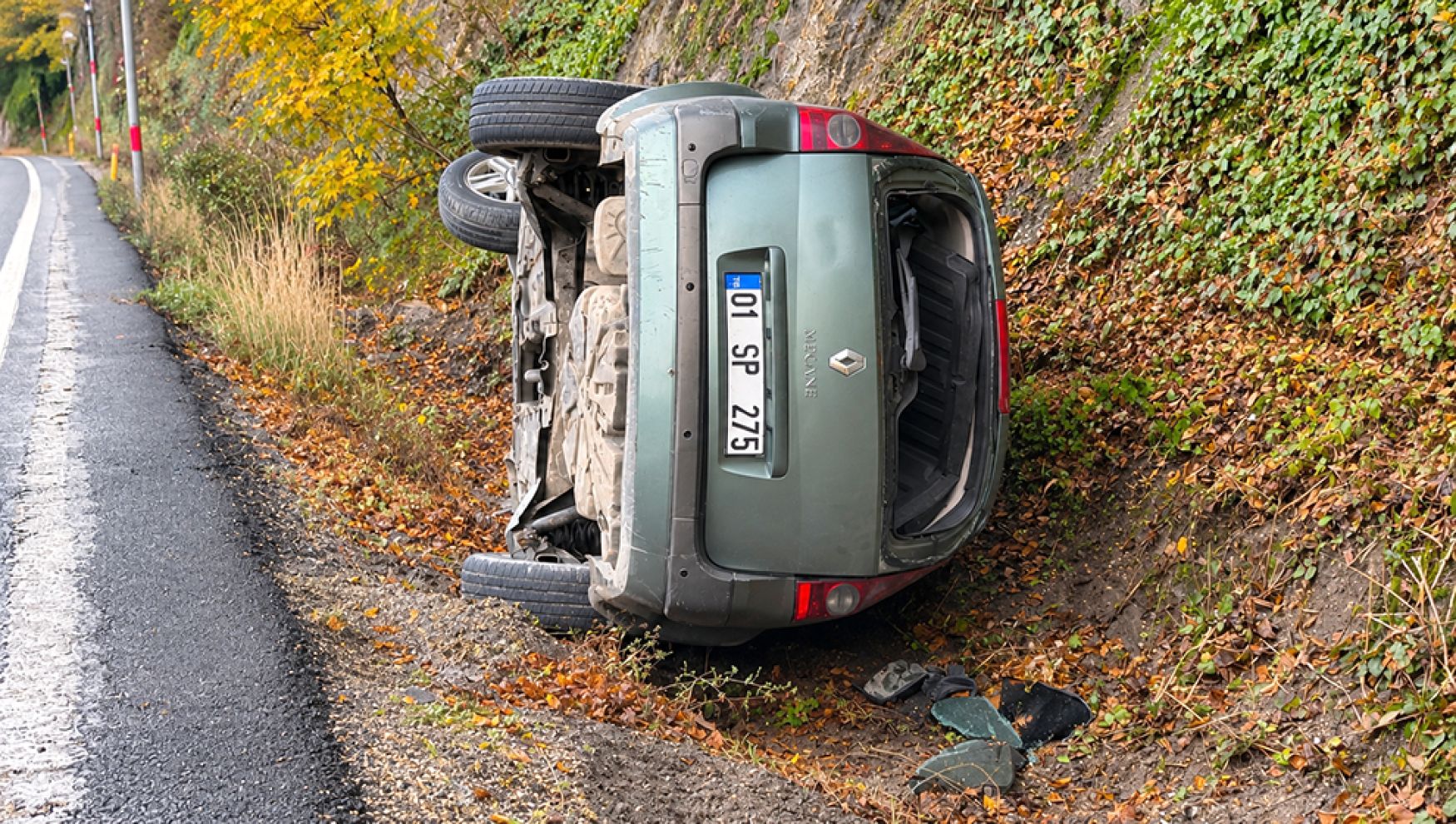 Bolu Dağı’nda otomobil şarampole devrildi! 1 yaralı