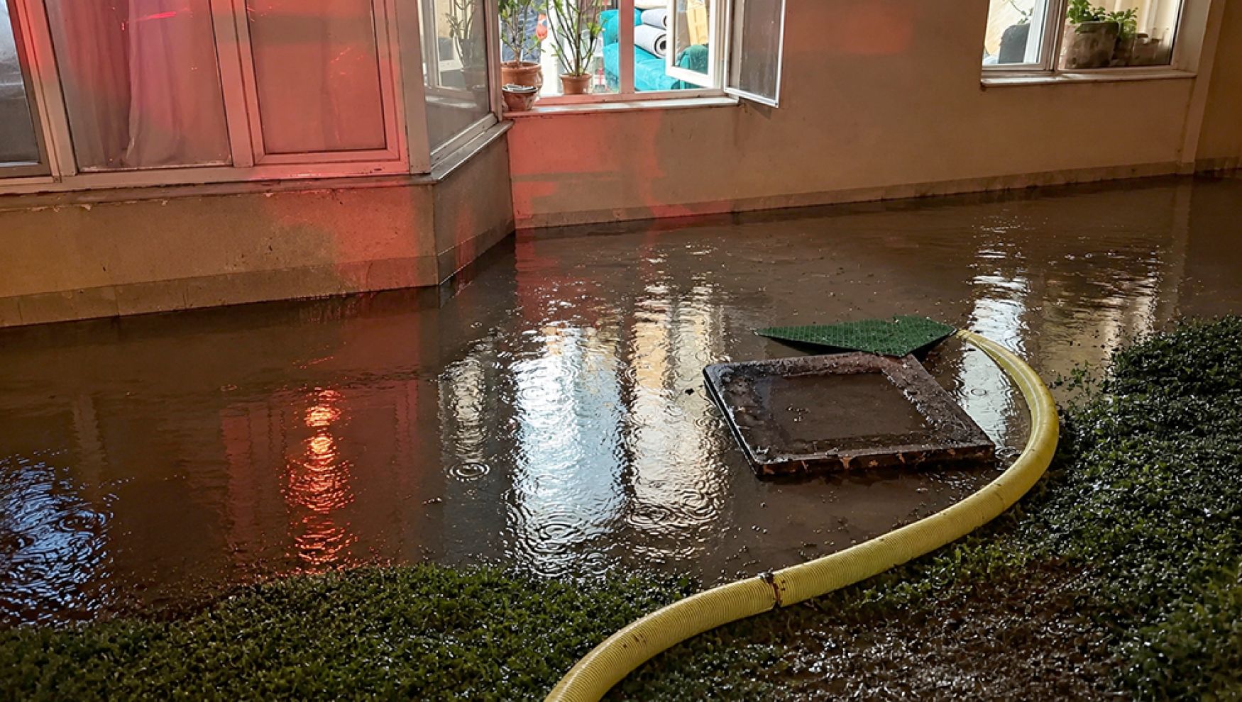 Bolu'da evleri su bastı! Sular 30 santimetreye yükseldi
