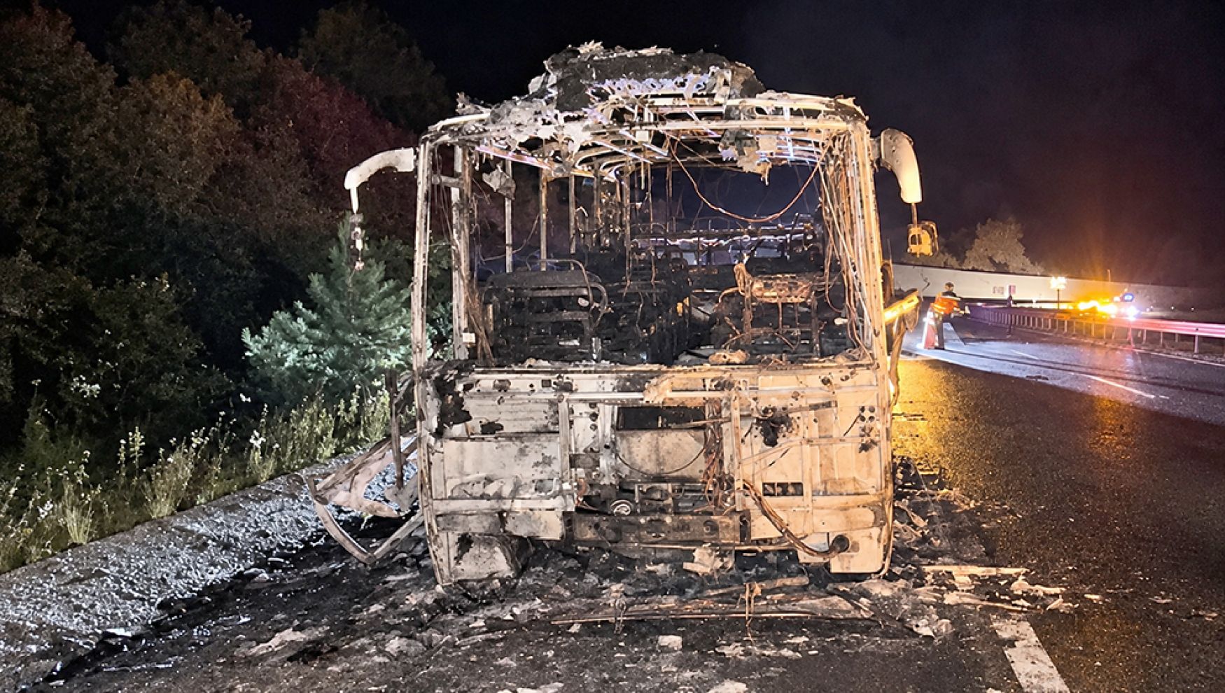 Bolu’da seyir halindeki midibüs alev alev yandı