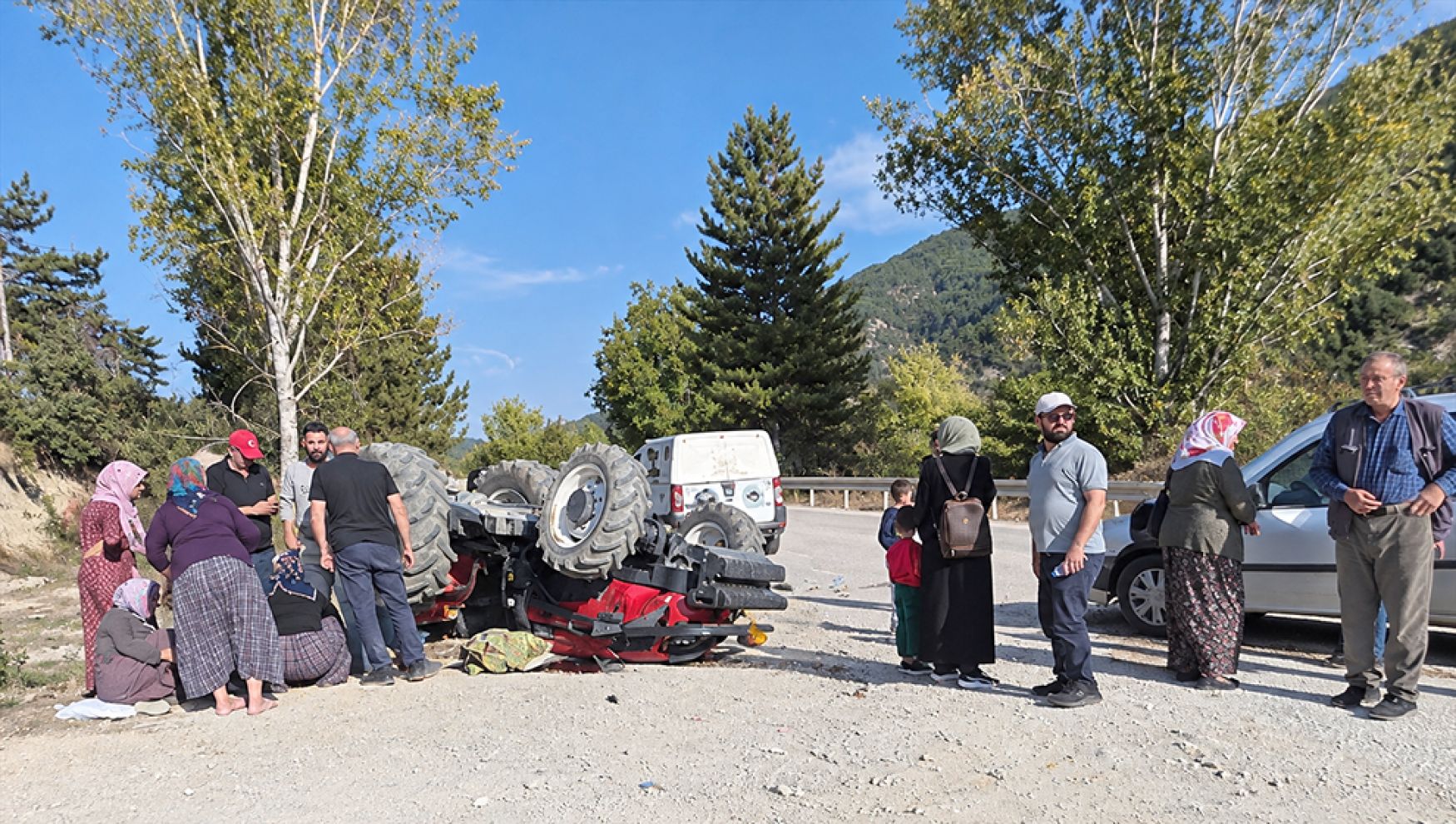 Göynük’te traktör ile ticari araç çarpıştı: 2 yaralı